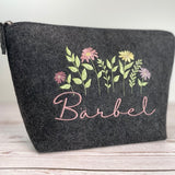 Kosmetiktasche aus Filz bestickt mit Blumenwiese, personalisierbar