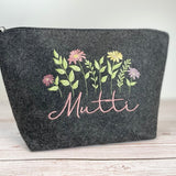 Kosmetiktasche aus Filz bestickt mit Blumenwiese, personalisierbar