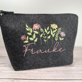 Kosmetiktasche aus Filz bestickt mit Blumenwiese, personalisierbar