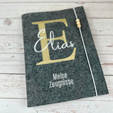 Zeugnismappe bestickt mit großem Buchstabenin gold, personalsiert