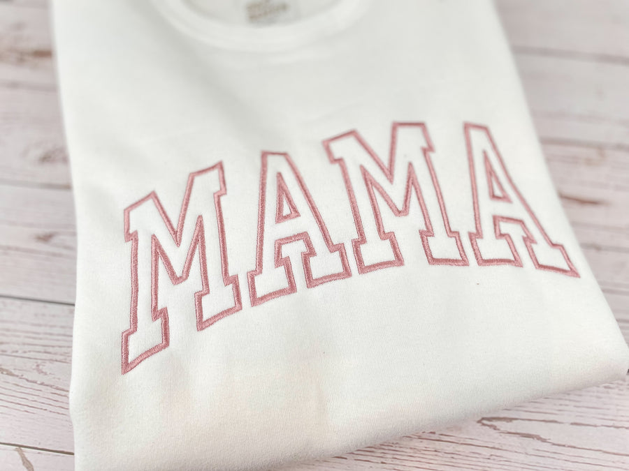Weißes Sweatshirt mit rosa gesticktem Mama-Motiv in trendiger Collegeschrift