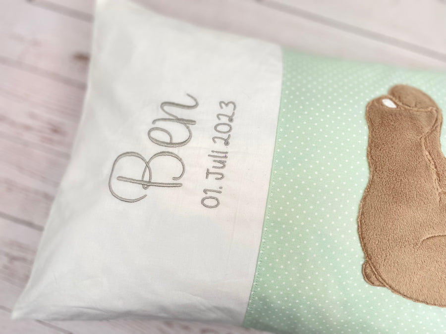 Einzigartiges Geburtskissen in mint mit süßem Kullerbären, personalisierbar