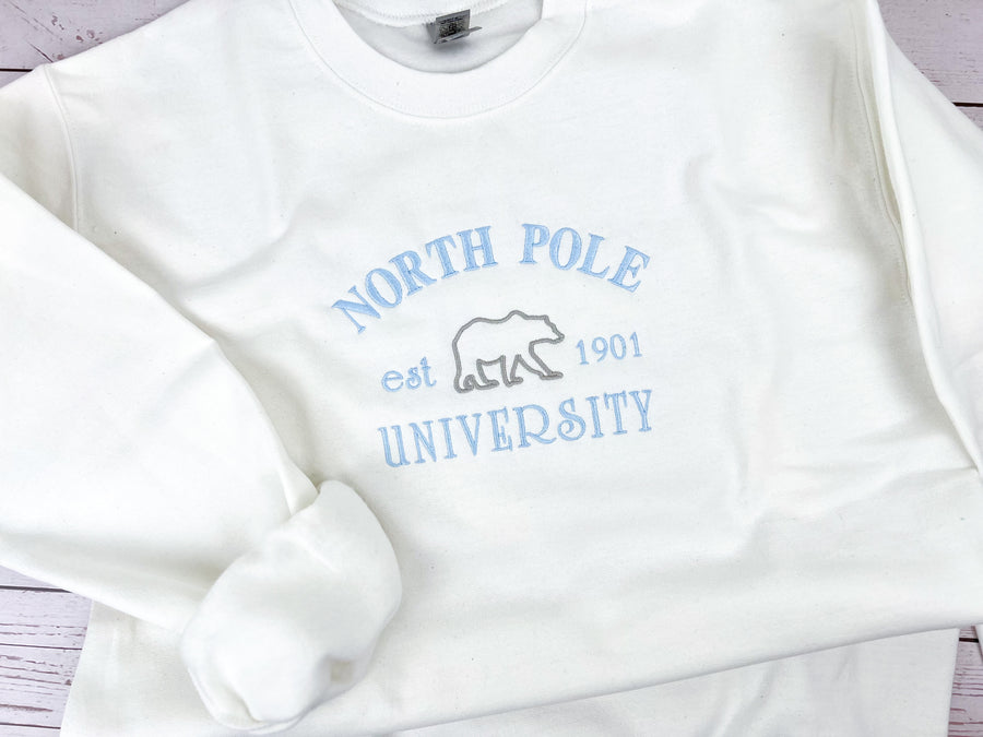 Weihnachtspullover bestickt North Pole University Eisbär