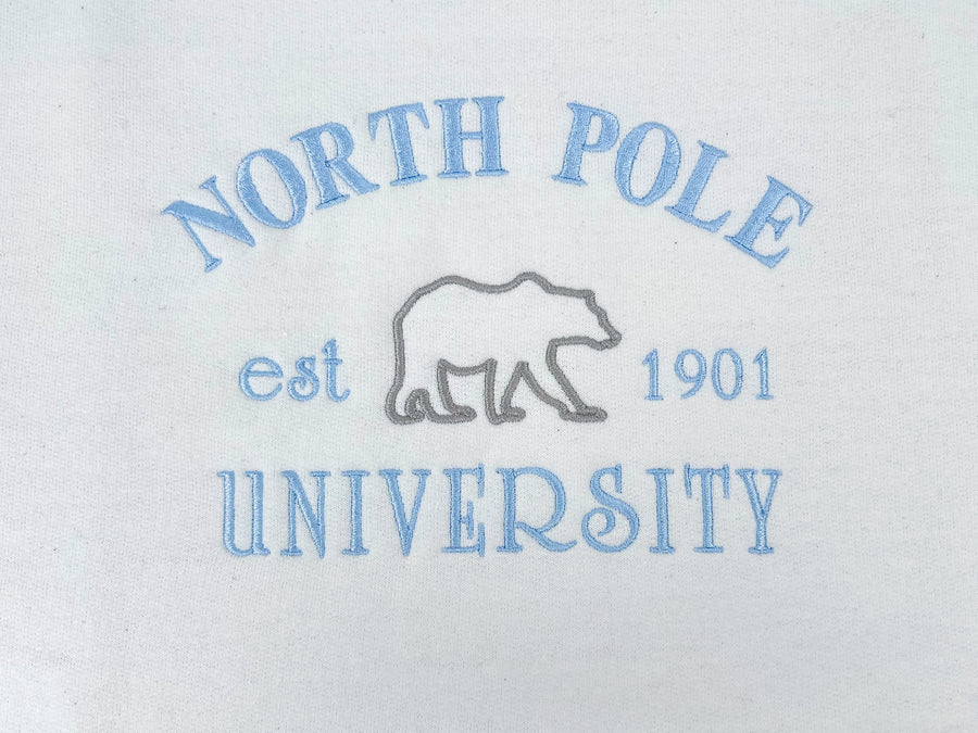 Weihnachtspullover bestickt North Pole University Eisbär