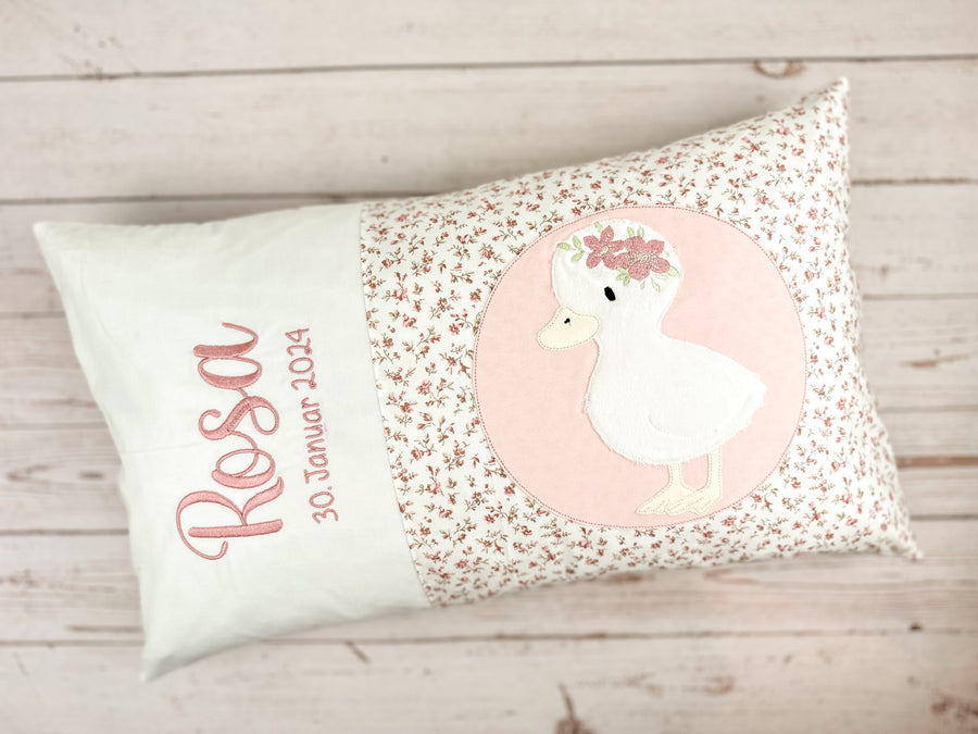 Personalisiertes Kissen mit besticktem Namen und Geburtsdatum | Süße Ente mit Blumenkranz | Perfektes Geschenk zur Taufe, Geburtstag oder Geburt