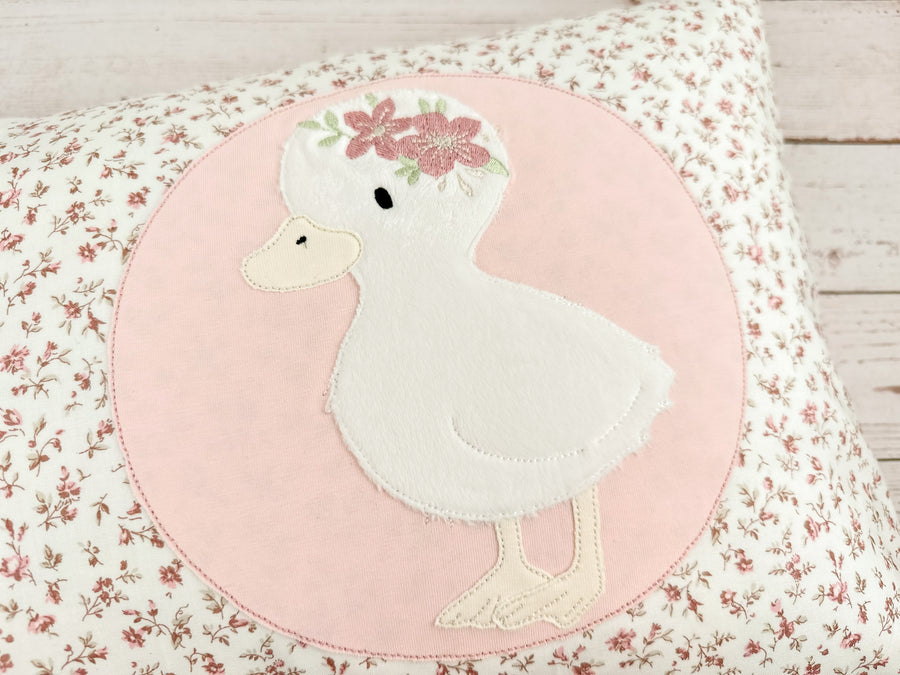 Personalisiertes Kissen mit besticktem Namen und Geburtsdatum | Süße Ente mit Blumenkranz | Perfektes Geschenk zur Taufe, Geburtstag oder Geburt