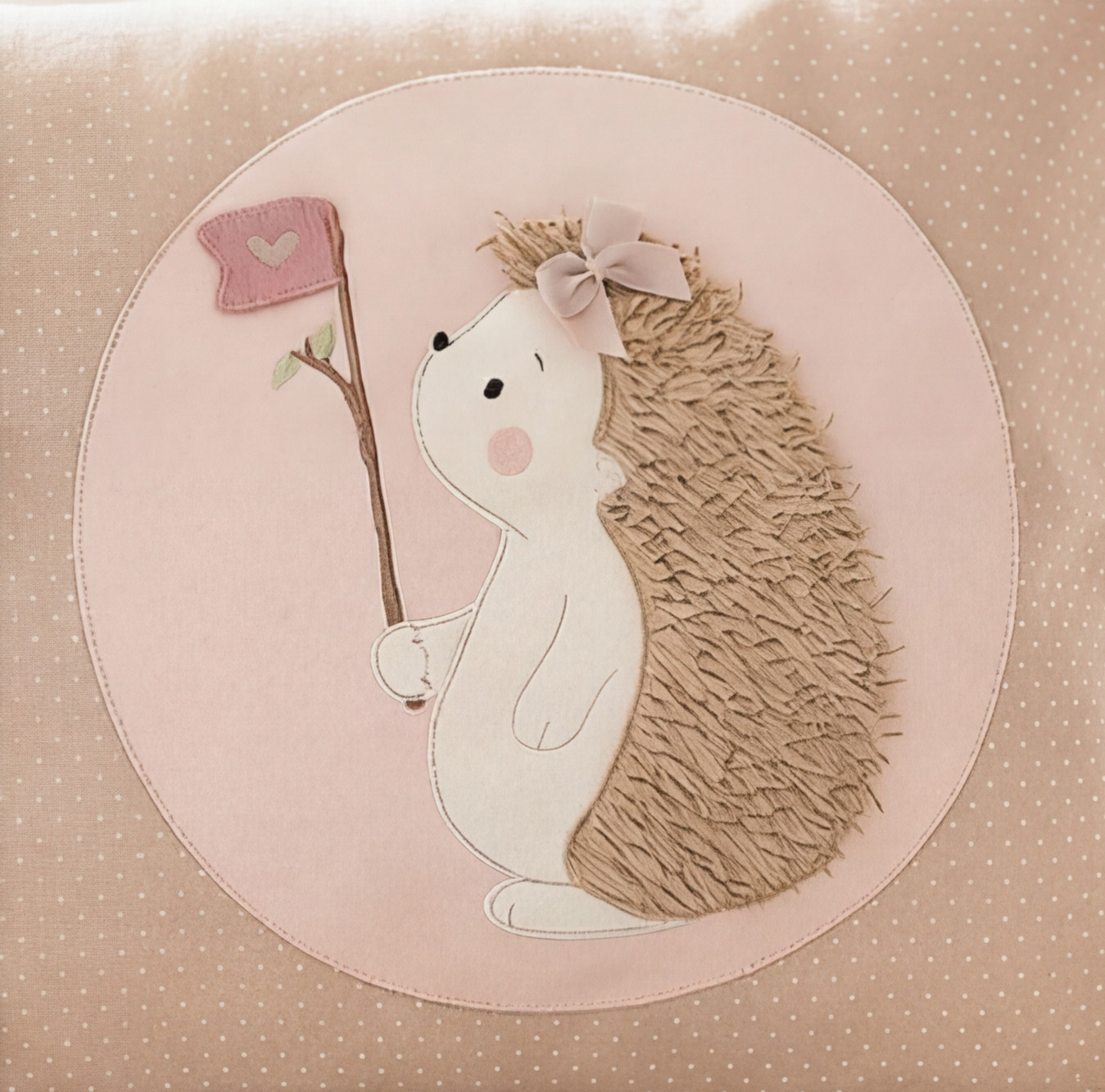 Detailaufnahme Igel Applikation auf personalisiertem Babykissen in Beige und Rosé
