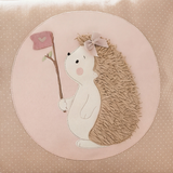 Detailaufnahme Igel Applikation auf personalisiertem Babykissen in Beige und Rosé