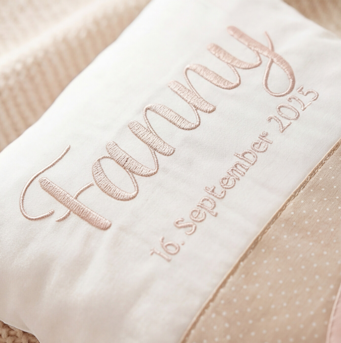 Bestickter Name und Geburtsdatum auf personalisiertem Babykissen 50x30 cm