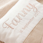 Bestickter Name und Geburtsdatum auf personalisiertem Babykissen 50x30 cm