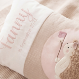Personalisiertes Kissen mit Namen – Baby Geschenk zur Geburt | Igel Motiv bestickt