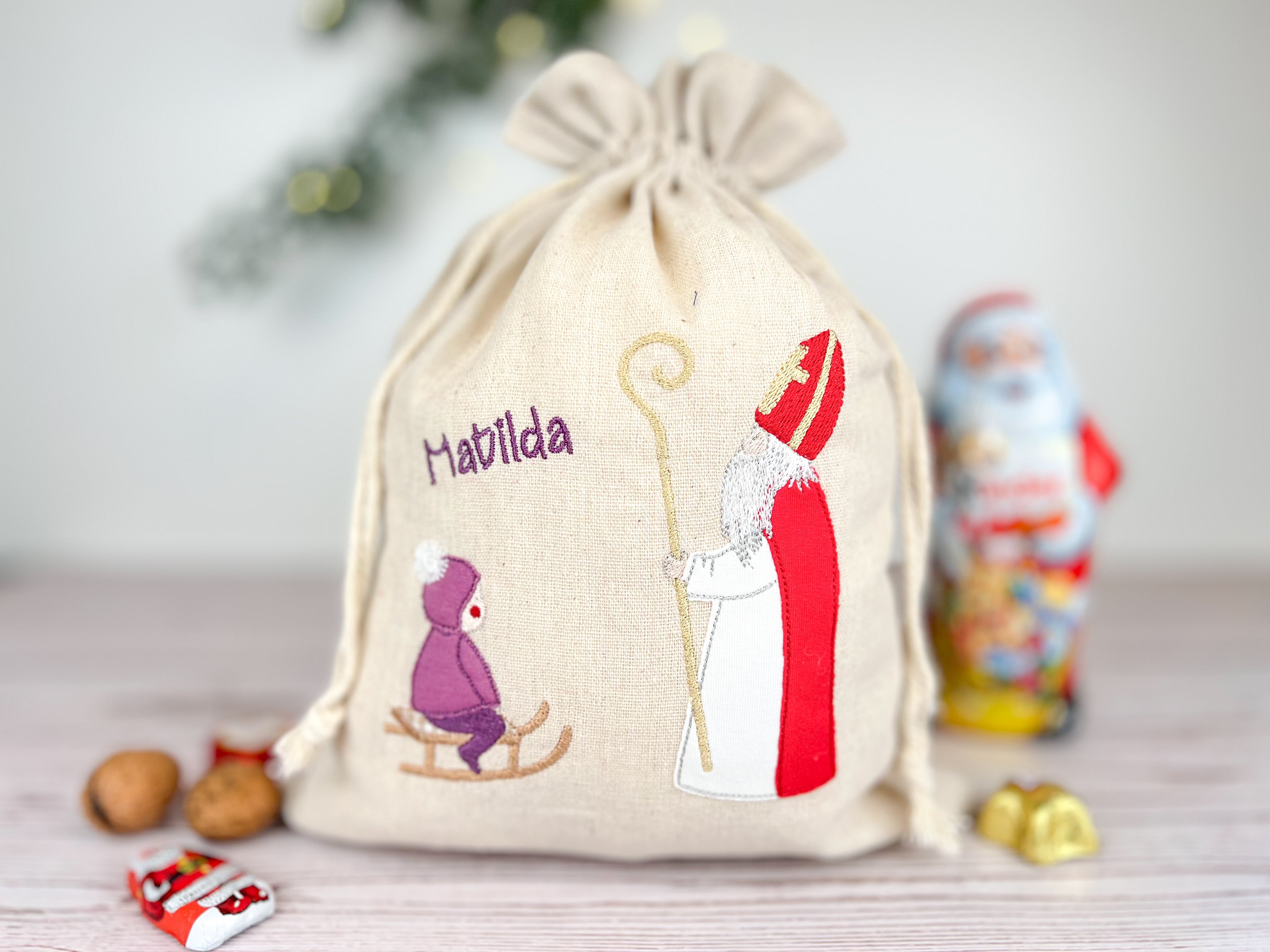 Nikolaussackerl bestickt mit hl. Nikolaus und Kind auf Schlitten in lila