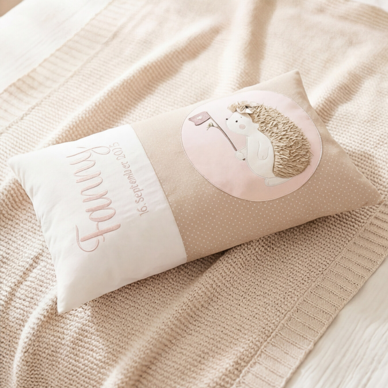 Personalisiertes Babykissen mit Igel Motiv auf Strickdecke fotografiert von oben