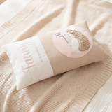 Personalisiertes Babykissen mit Igel Motiv auf Strickdecke fotografiert von oben