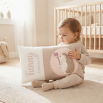 Kleinkind hält personalisiertes Babykissen 50x30 cm im Kinderzimmer
