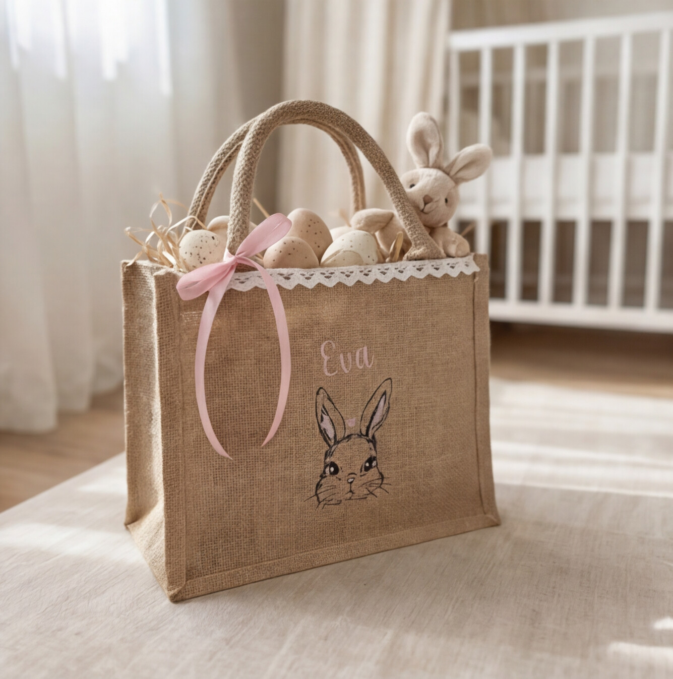 ersonalisiertes Osterkörbchen mit Namen aus Jute im Kinderzimmer dekoriert