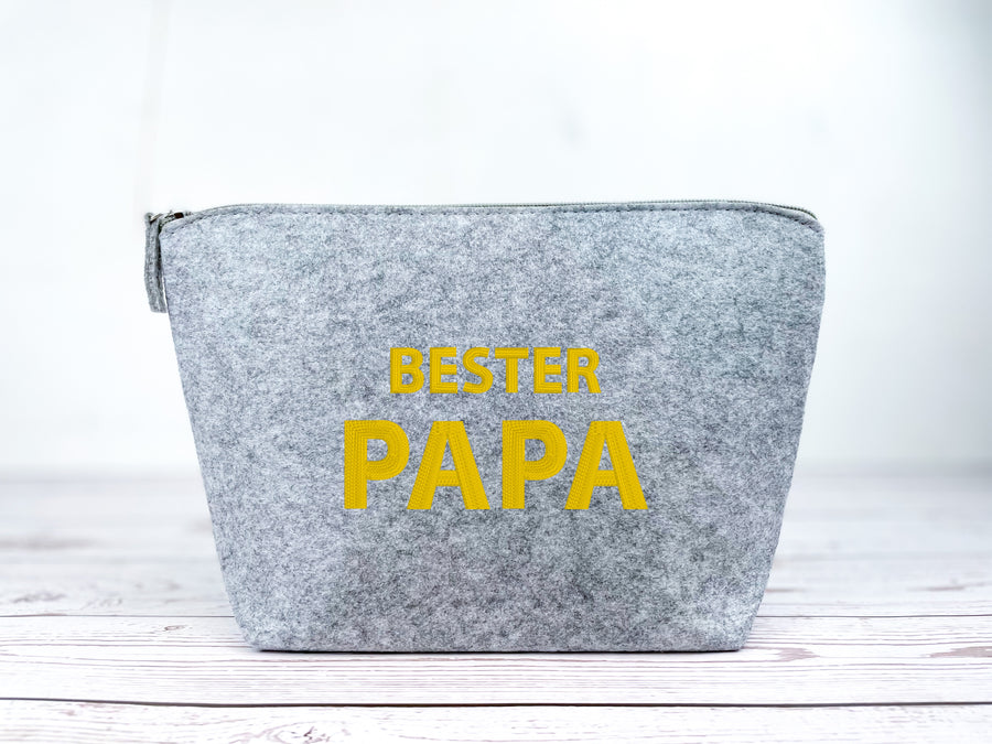 Filztasche bestickt mit "BESTER PAPA", gelbe Schrift auf graumelierter Tasche.