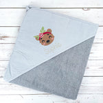 Kapuzenhandtuch in grau bestickt mit Bärenkopf und Blumenhaarband, personalisiert mit Name, 75 x 75 cm