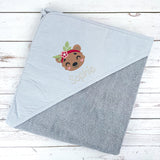Kapuzenhandtuch in grau bestickt mit Bärenkopf und Blumenhaarband, personalisiert mit Name, 75 x 75 cm