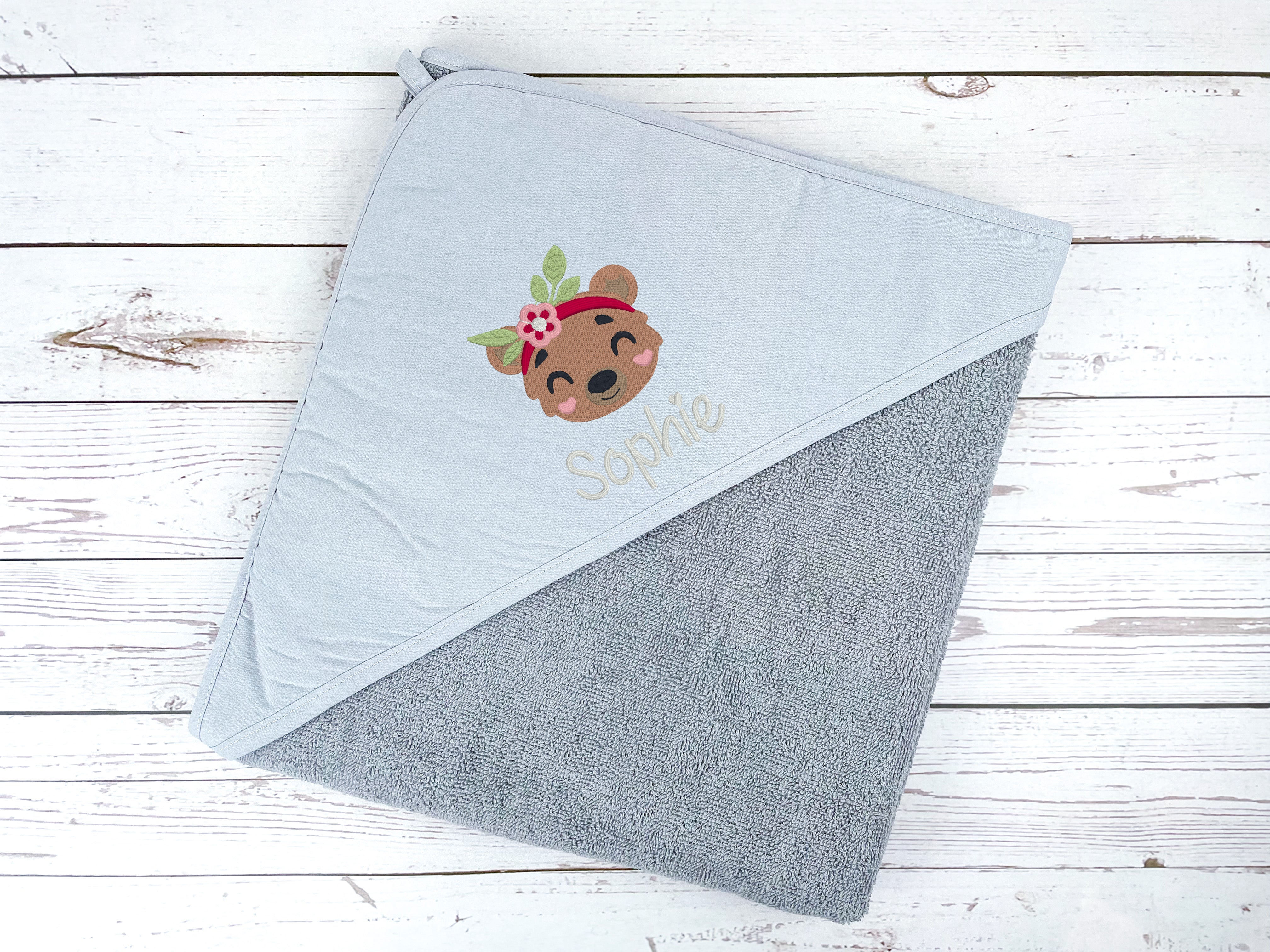 Kapuzenhandtuch in grau bestickt mit Bärenkopf und Blumenhaarband, personalisiert mit Name, 75 x 75 cm