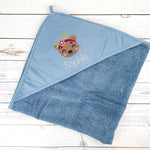 Kapuzenhandtuch in jeansblau bestickt mit Bärenkopf und Blumenhaarband, personalisiert mit Name, 75 x 75 cm