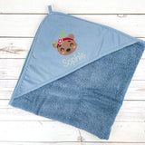 Kapuzenhandtuch in jeansblau bestickt mit Bärenkopf und Blumenhaarband, personalisiert mit Name, 75 x 75 cm