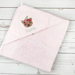 Kapuzenhandtuch in rosa bestickt mit Bärenkopf und Blumenhaarband, personalisiert mit Name, 75 x 75 cm