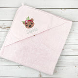 Kapuzenhandtuch in rosa bestickt mit Bärenkopf und Blumenhaarband, personalisiert mit Name, 75 x 75 cm