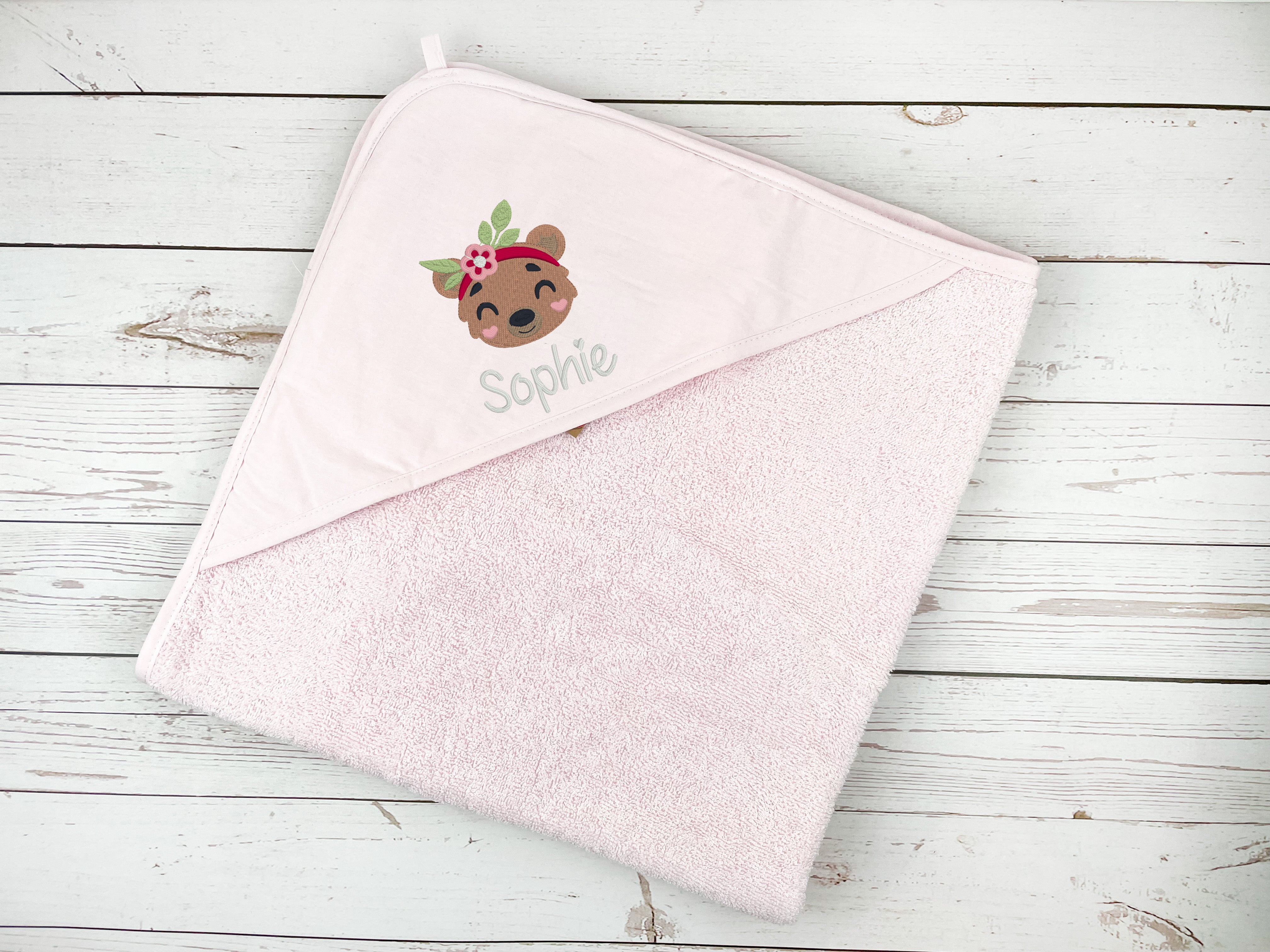 Kapuzenhandtuch in rosa bestickt mit Bärenkopf und Blumenhaarband, personalisiert mit Name, 75 x 75 cm