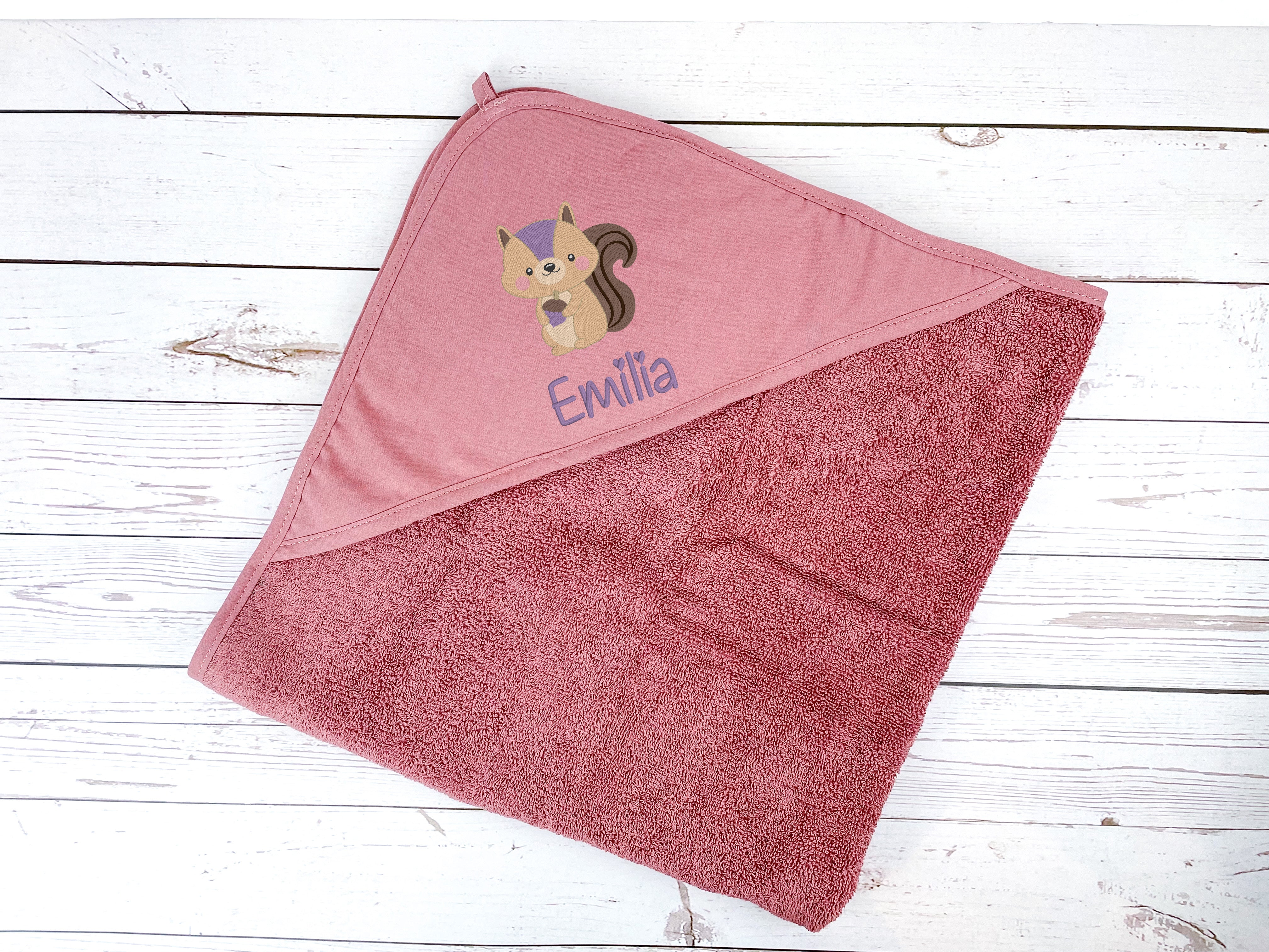 Kapuzenhandtuch altrosa bestickt mit Eichhörnchen, personalisiert mit Name, 75 x 75 cm