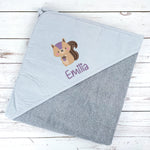 Kapuzenhandtuch grau bestickt mit Eichhörnchen, personalisiert mit Name, 75 x 75 cm