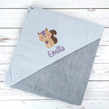 Kapuzenhandtuch grau bestickt mit Eichhörnchen, personalisiert mit Name, 75 x 75 cm