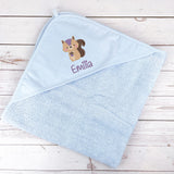 Kapuzenhandtuch hellblau bestickt mit Eichhörnchen, personalisiert mit Name, 75 x 75 cm
