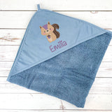 Kapuzenhandtuch jeansblau bestickt mit Eichhörnchen, personalisiert mit Name, 75 x 75 cm