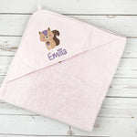 Kapuzenhandtuch rosa bestickt mit Eichhörnchen, personalisiert mit Name, 75 x 75 cm