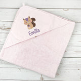Kapuzenhandtuch rosa bestickt mit Eichhörnchen, personalisiert mit Name, 75 x 75 cm