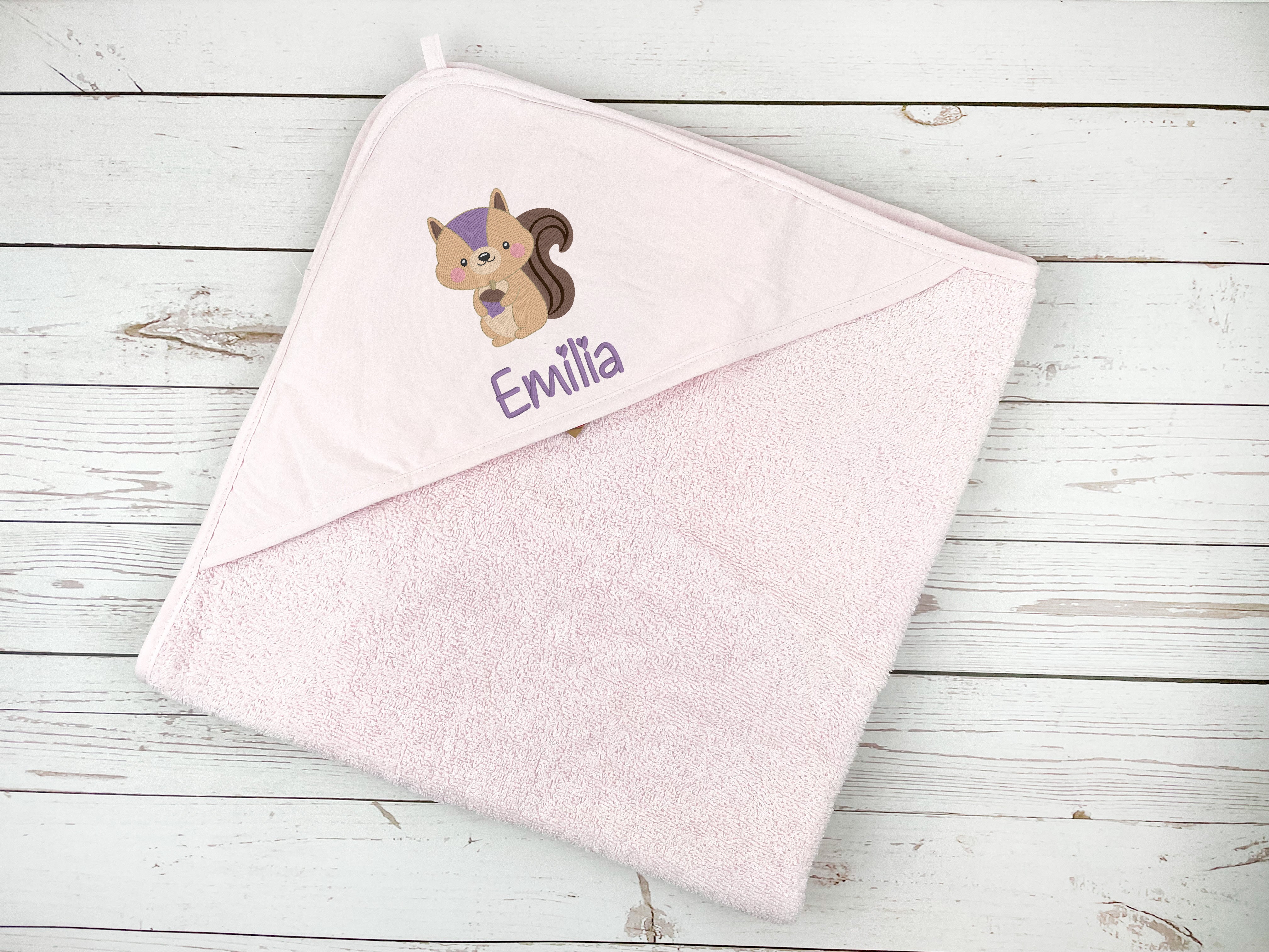 Kapuzenhandtuch rosa bestickt mit Eichhörnchen, personalisiert mit Name, 75 x 75 cm