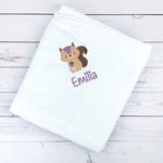 Kapuzenhandtuch weiß bestickt mit Eichhörnchen, personalisiert mit Name, 75 x 75 cm
