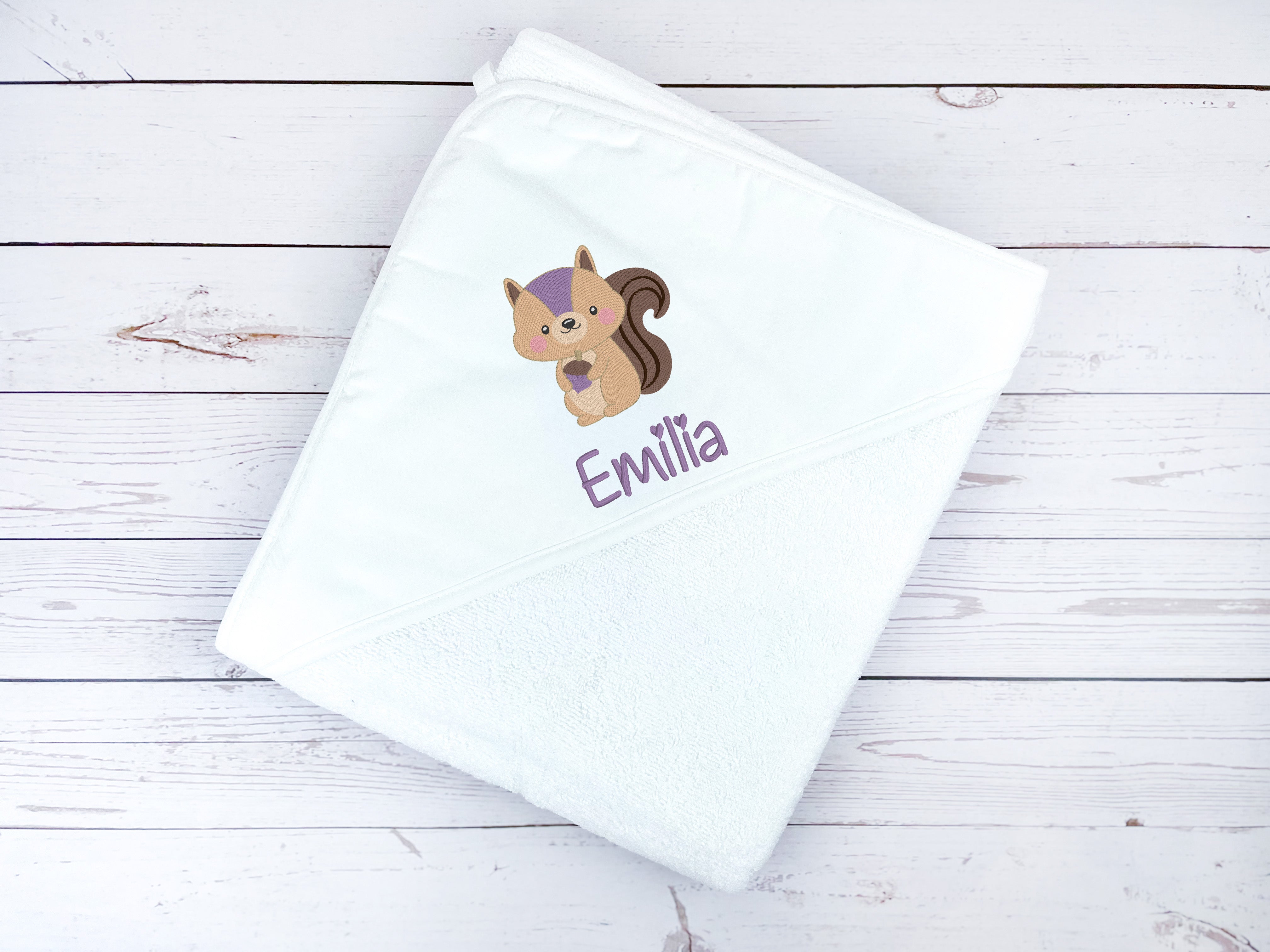Kapuzenhandtuch weiß bestickt mit Eichhörnchen, personalisiert mit Name, 75 x 75 cm
