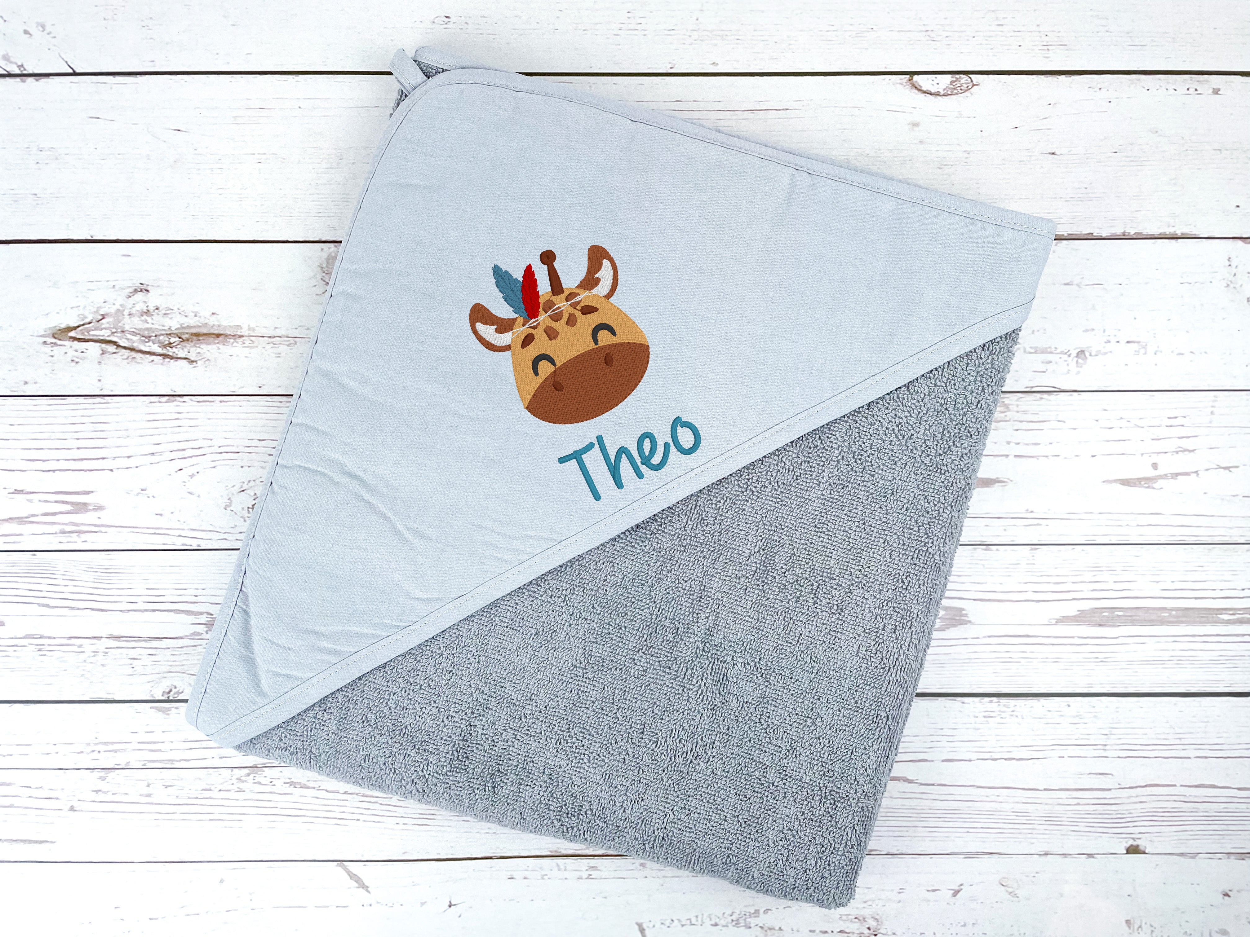 Kapuzenhandtuch grau bestickt mit Giraffe und Federhaarband, personalisiert mit Name, 75 x 75 cm