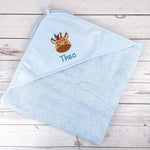 Kapuzenhandtuch hellblau bestickt mit Giraffe und Federhaarband, personalisiert mit Name, 75 x 75 cm