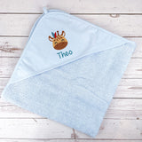 Kapuzenhandtuch hellblau bestickt mit Giraffe und Federhaarband, personalisiert mit Name, 75 x 75 cm