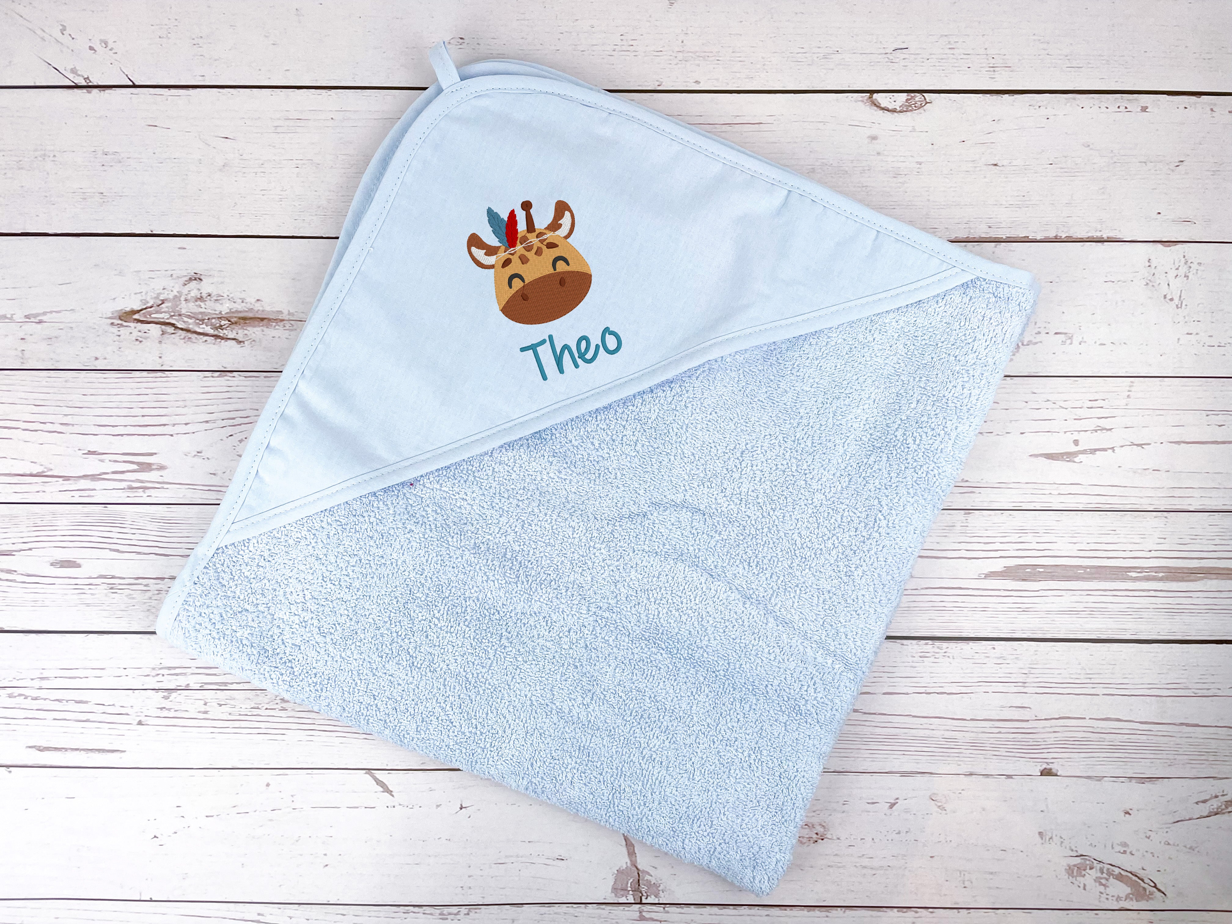 Kapuzenhandtuch hellblau bestickt mit Giraffe und Federhaarband, personalisiert mit Name, 75 x 75 cm