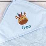 Kapuzenhandtuch hellblau bestickt mit Giraffe und Federhaarband, personalisiert mit Name, 75 x 75 cm