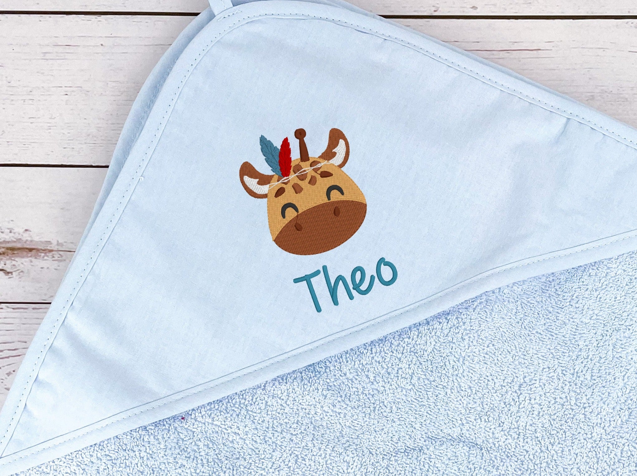 Kapuzenhandtuch hellblau bestickt mit Giraffe und Federhaarband, personalisiert mit Name, 75 x 75 cm