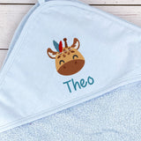 Kapuzenhandtuch hellblau bestickt mit Giraffe und Federhaarband, personalisiert mit Name, 75 x 75 cm