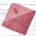 Kapuzenhandtuch altrosa bestickt mit Giraffe und Federhaarband, personalisiert mit Name, 75 x 75 cm