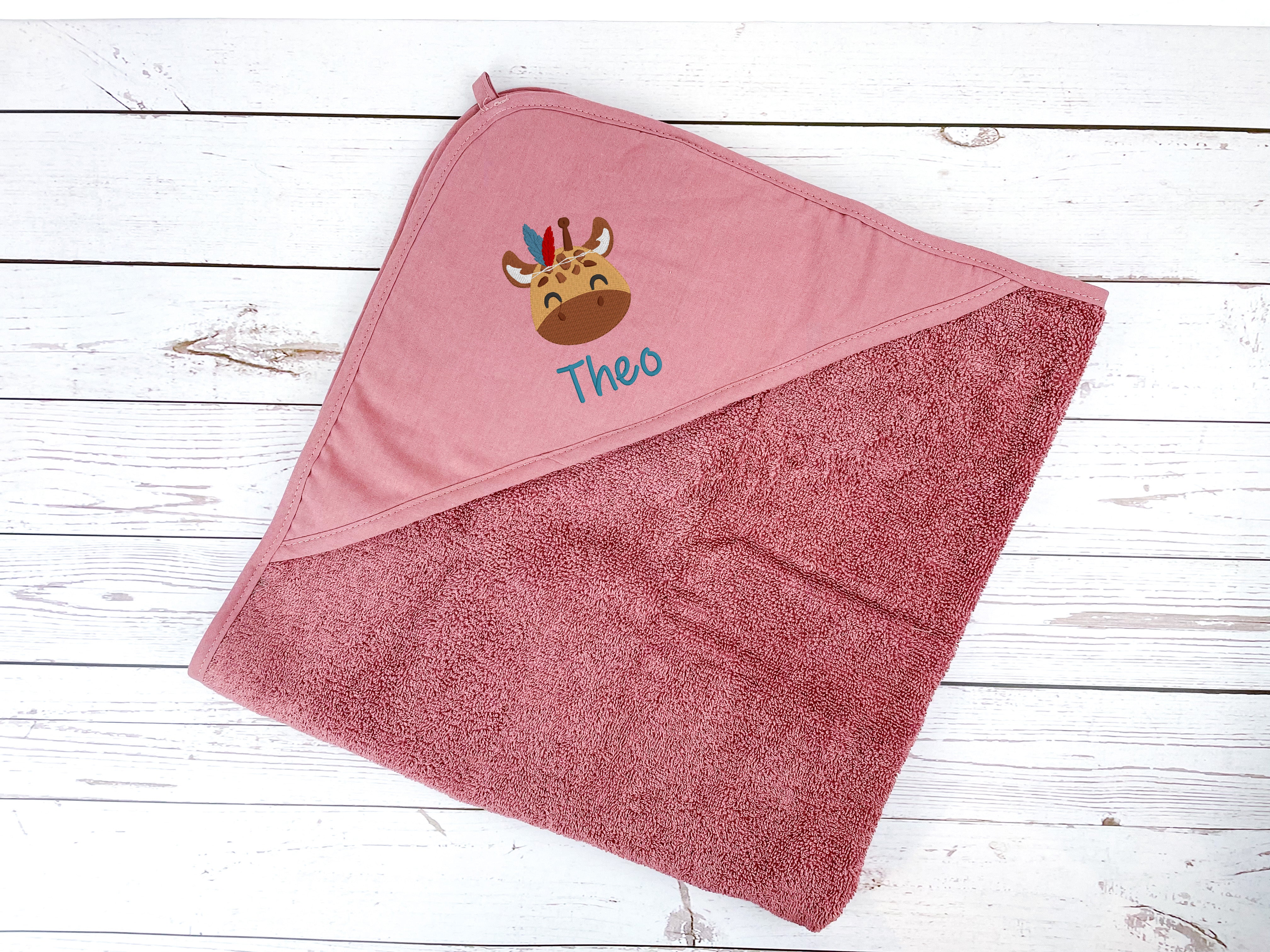 Kapuzenhandtuch altrosa bestickt mit Giraffe und Federhaarband, personalisiert mit Name, 75 x 75 cm