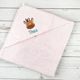Kapuzenhandtuch rosa bestickt mit Giraffe und Federhaarband, personalisiert mit Name, 75 x 75 cm