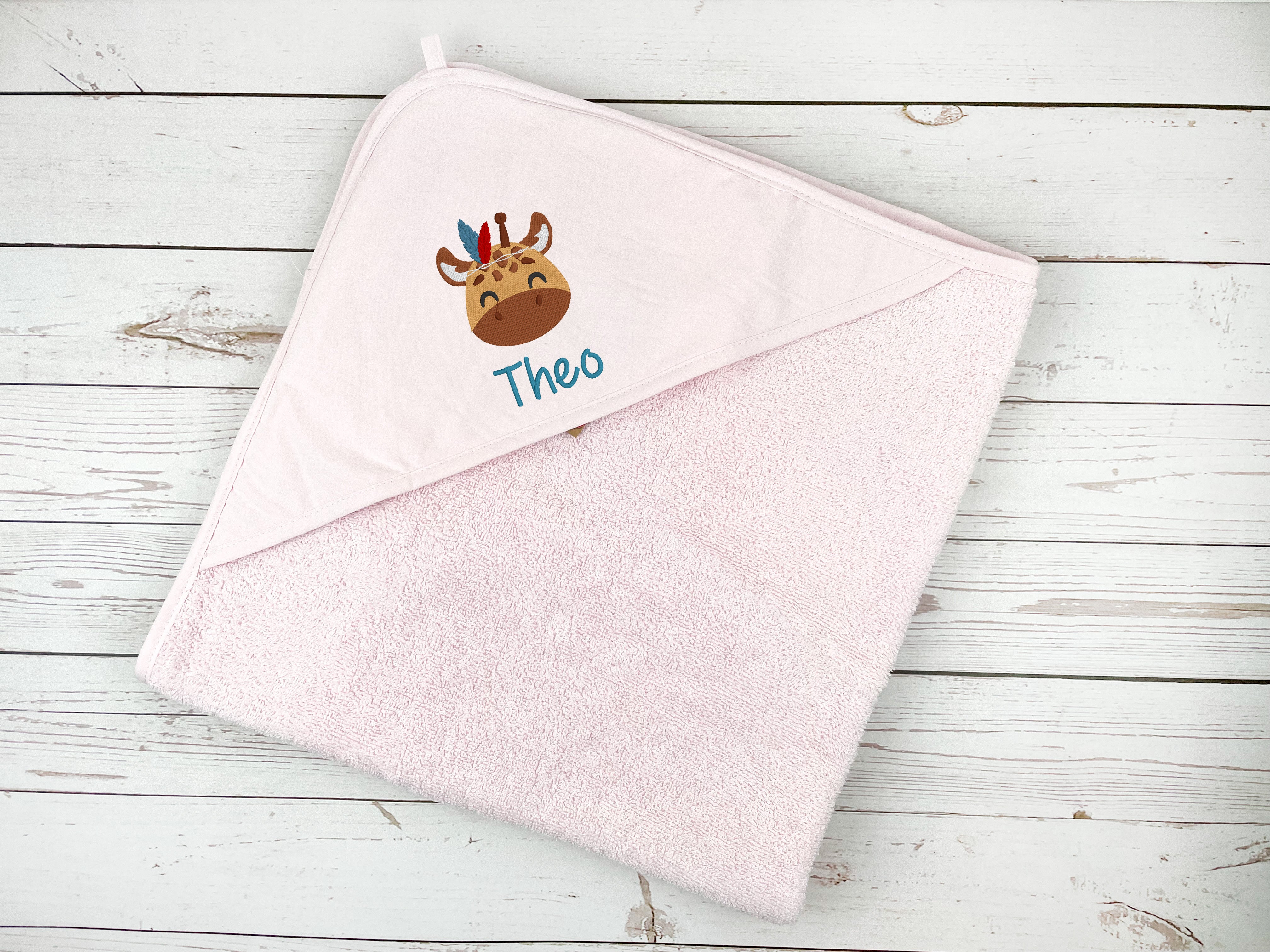 Kapuzenhandtuch rosa bestickt mit Giraffe und Federhaarband, personalisiert mit Name, 75 x 75 cm